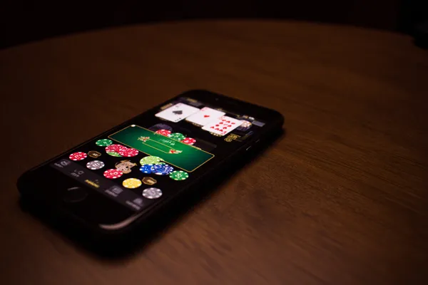 ক্যাসিনো চিপে ঘেরা এক আত্মবিশ্বাসী ডিলার খেলোয়াড়দের 8777BEF অ্যাকাউন্টে লগইন করতে আহ্বান করছেন—যা দ্রুত ও সহজ লগইন সুবিধাকে উপস্থাপন করে।